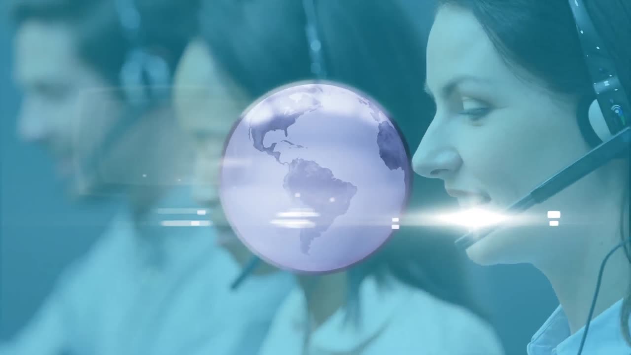 사무실에서 일하는 전화 헤드 ⁇ 을 착용한 백인 여성 고객 서비스 임원