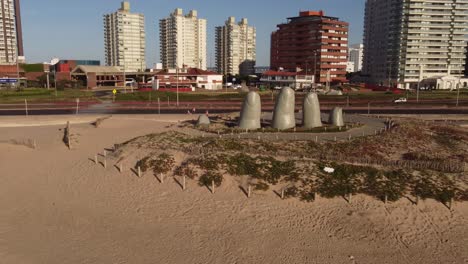 escultura de la mano en la playa de punta del este uruguay