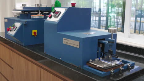 prueba de fricción de una pieza de tela en una industria