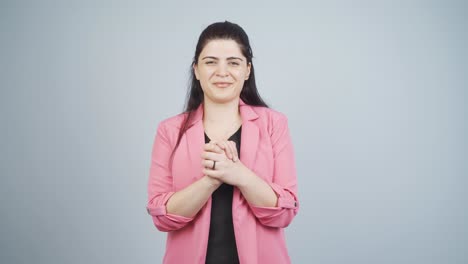 mujer de negocios haciendo una señal de confianza en la cámara.