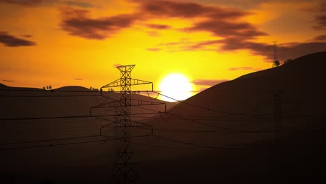 la torre de electricidad de alto voltaje en las montañas al atardecer. 4k lapso de tiempo de atardecer con transmisión de electricidad torre de pilar de acero, pilares de electricidad en el campo