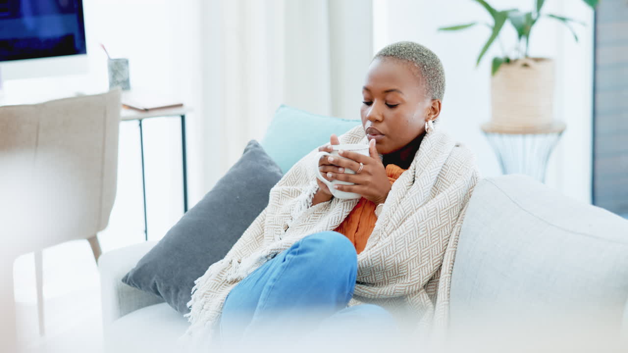 Caffè, relax e donna nera sul divano a casa
