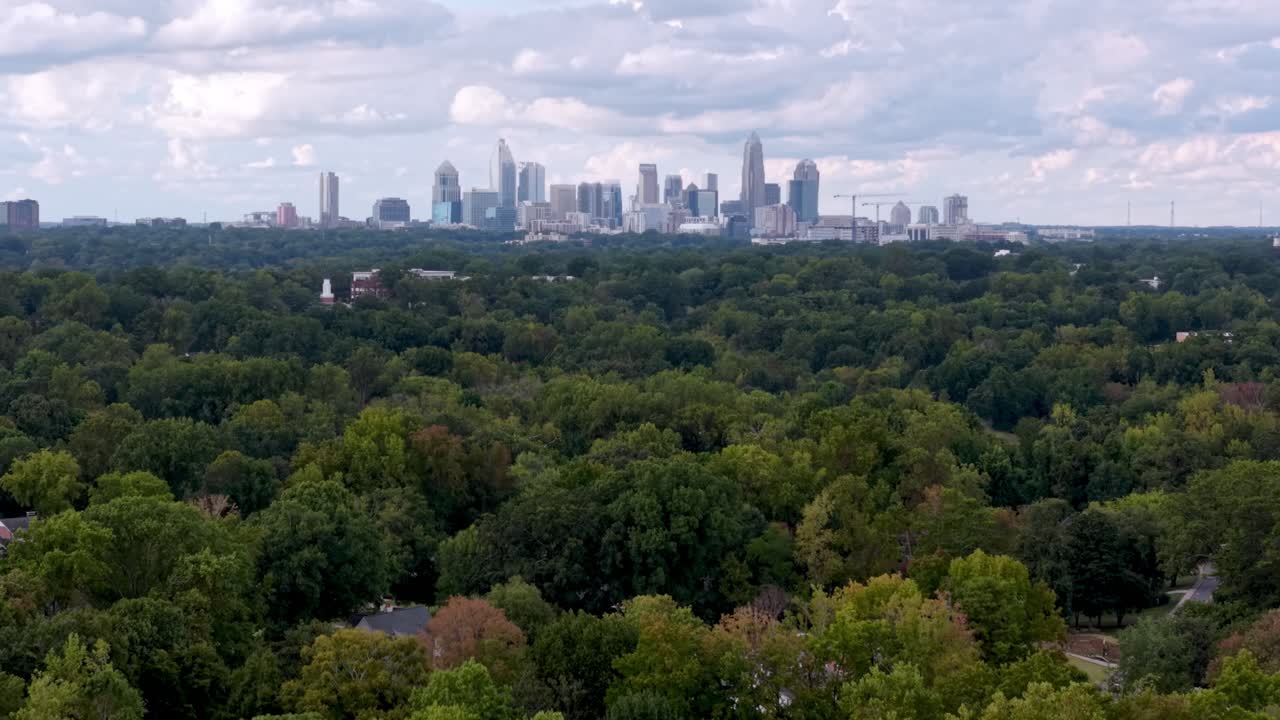 노스캐롤라이나 샬럿 NC, 노스캐롤라이나 스카이라인의 나무 꼭대기에서 촬영한 항공 풀아웃 뷰