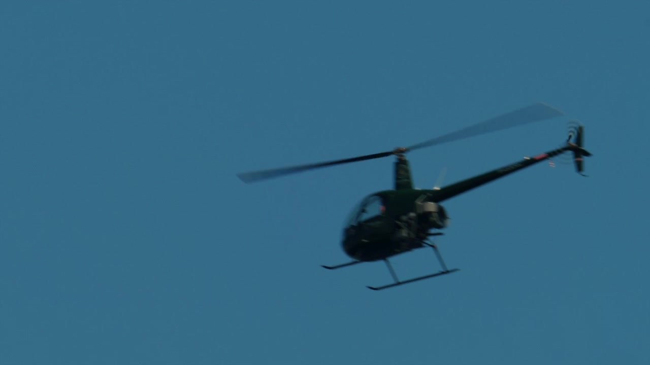 Hélicoptère volant seul dans un ciel bleu clair, l'aéronef mettant en valeur l'aviation et le transport aérien, Antibes, France.