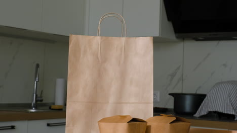 comida para llevar en la mesa