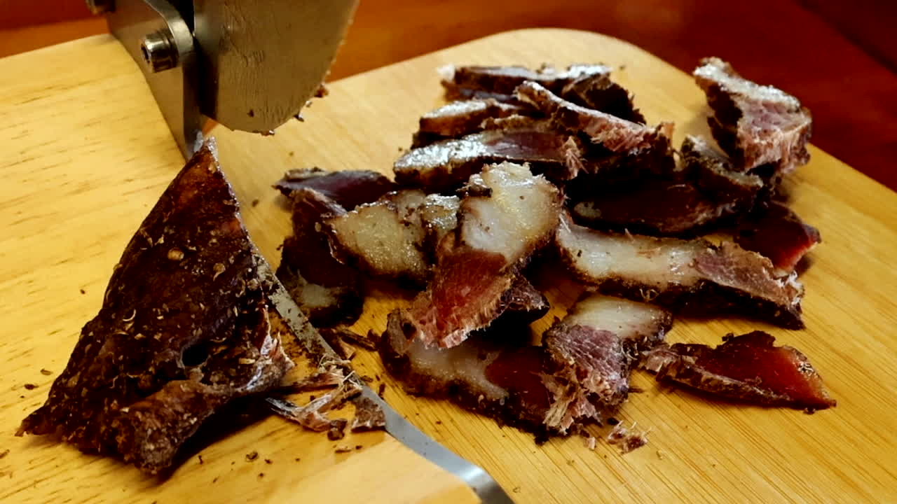 biltong tradicional sudafricano hecho de una selección de diferentes cortes de carne de res, secreta especias y se deja secar y curar naturalmente - graso y ligeramente húmedo