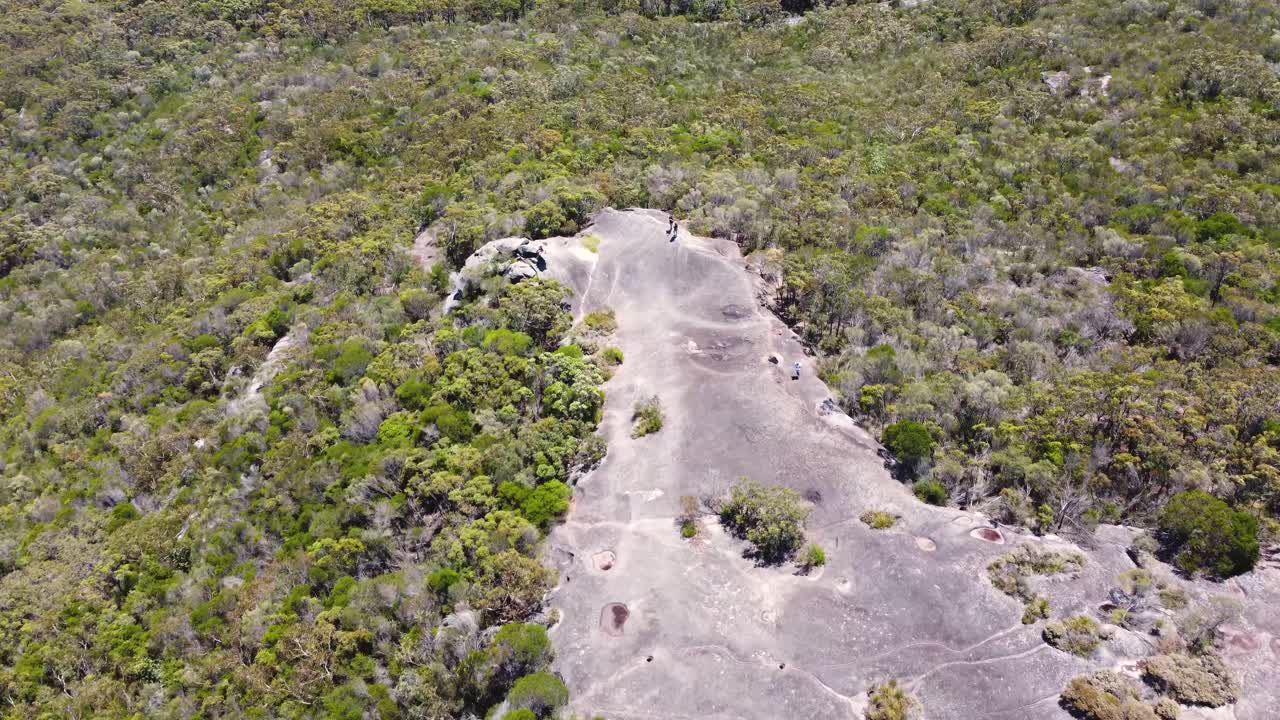 toma aérea de drones de patonga beach elefante formación rocosa bushland parque nacional de agua de brisbane costa central nsw australia 4k