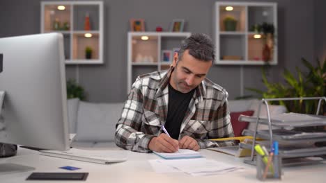 trabajador de oficina en casa.