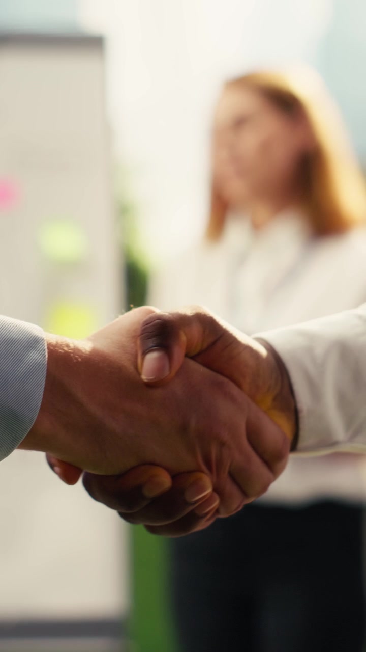 Video verticale. Primo piano di partner commerciali che si stringono la mano dopo una negoziazione individuale.