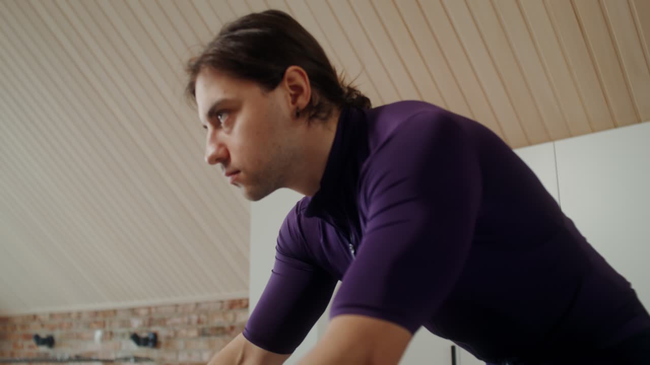 실내 자전거 타는 남자