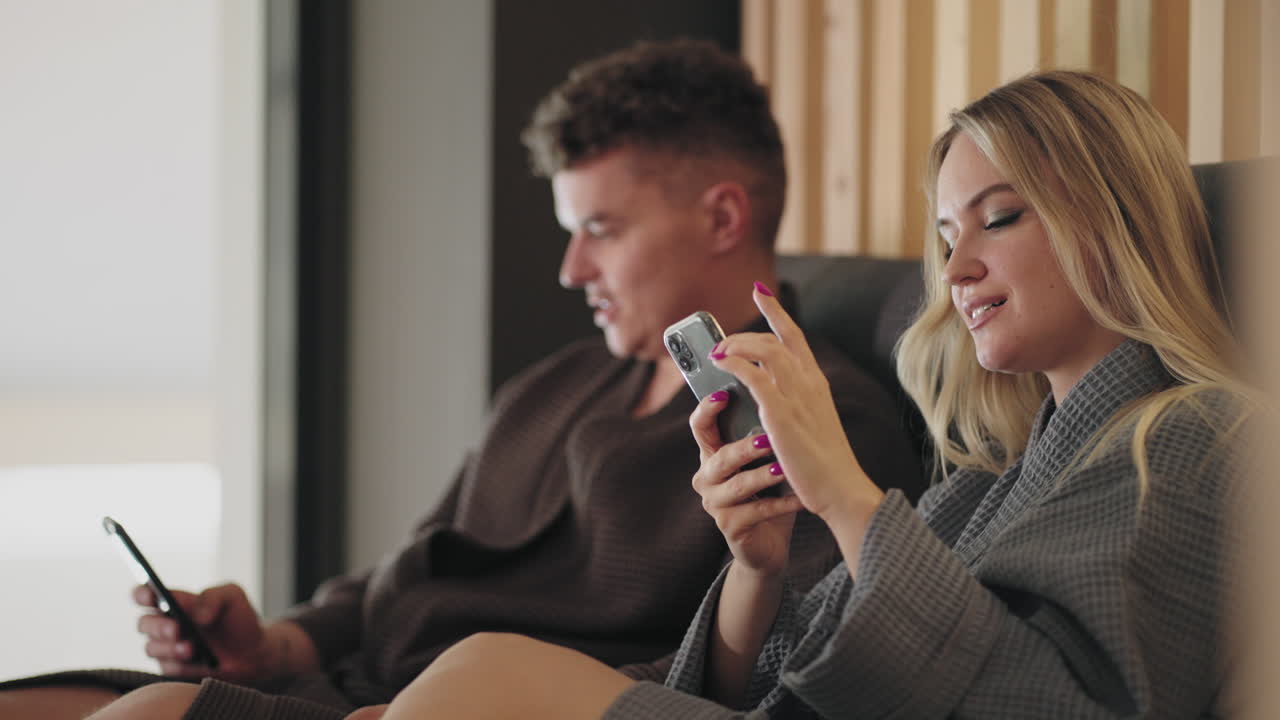 descanso familiar tranquilo en el centro de spa recreativo pareja casada se está relajando en la zona de descanso sentados en sillas