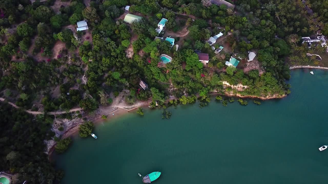 vista aérea del resort de playa tropical en la bahía de kilifi en la costa de kenia, áfrica oriental