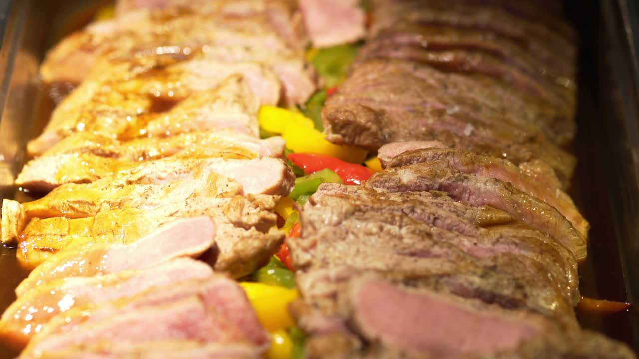 레스토랑 손님 들 은 뷔페 에서 음식 을 선택 한다