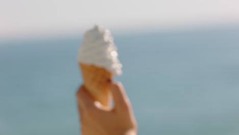 Nahaufnahme-Einer-Frau-Mit-Einem-Dessert-Mit-Eis-Und-Vanillegeschmack-Am-Wunderschönen-Sonnigen-Strand,-Die-Den-Sommerurlaub-Genießt-Und-Softeis-Isst