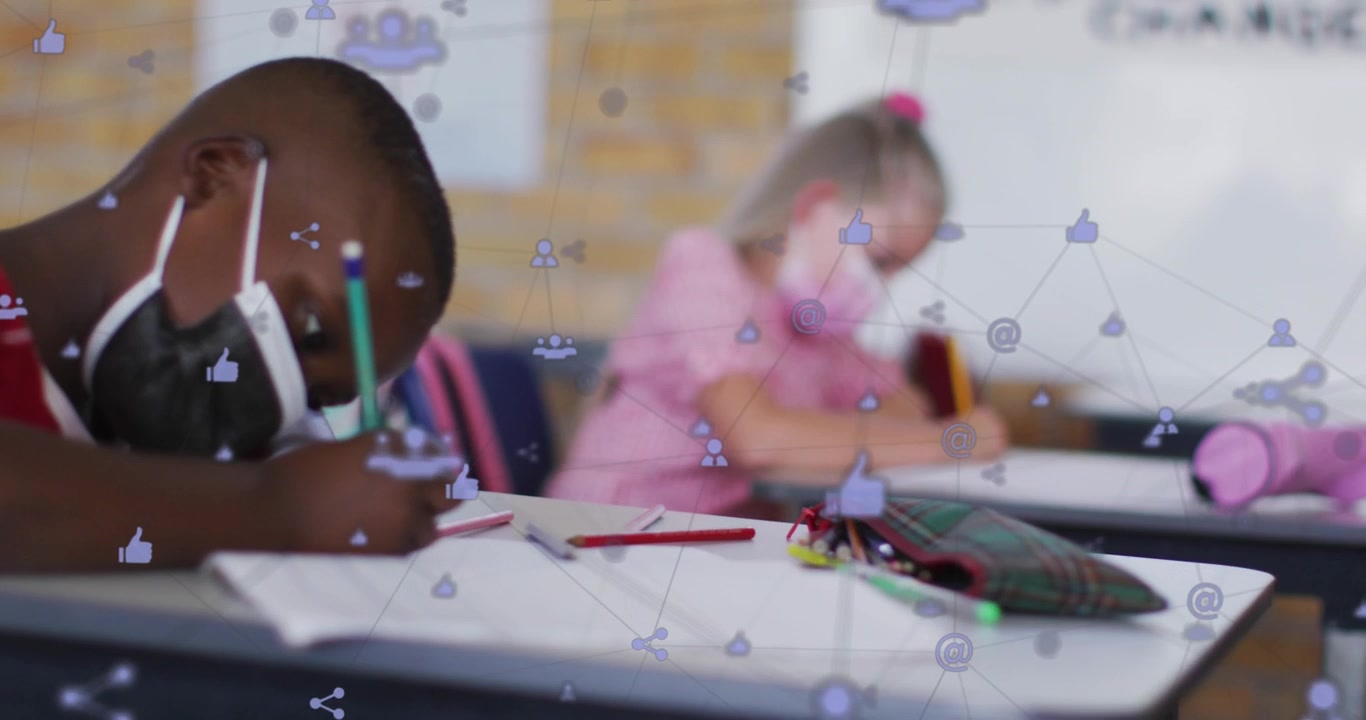 Animazione di una rete di connessioni con icone su diversi bambini in età scolare