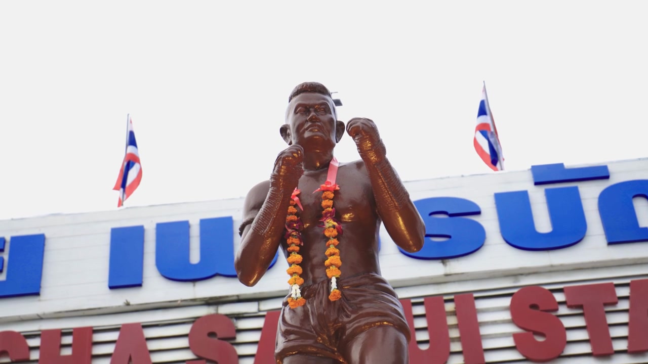 Statua di Nai Khanom Tom fuori da uno stadio di Muay Thai