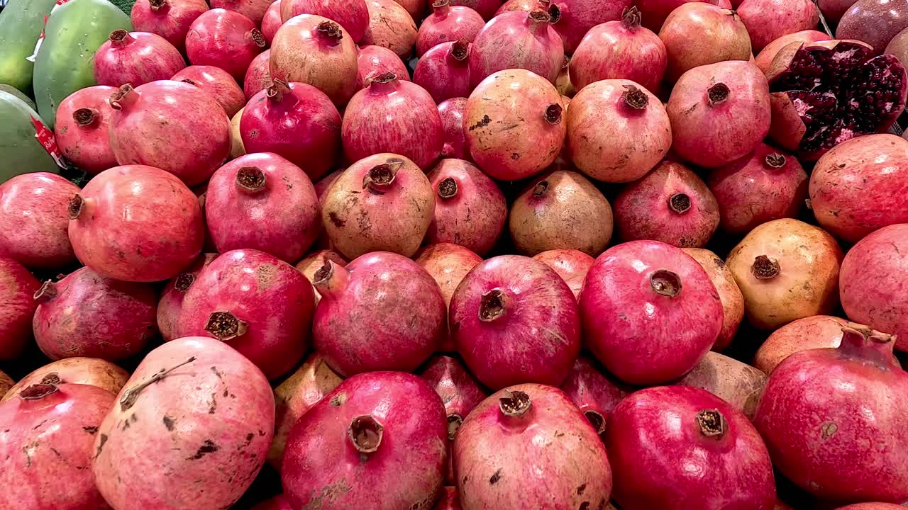 granadas dispuestas en un puesto de mercado de melbourne