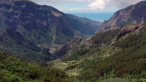 vista aérea de la cordillera en madeira, portuga