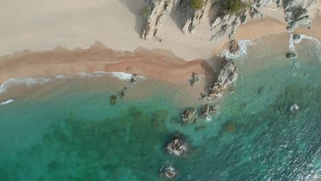 El-Mar-Azul-Turquesa-Y-La-Playa-De-Arena-Amarilla-Te-Transportarán-A-Un-Estado-De-Relajación-Y-Armonía