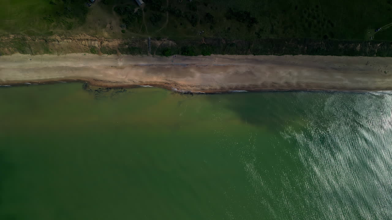라트비아 의 가파른 강변 을 가진 주르칼네 해변 의 원시적 인 자연