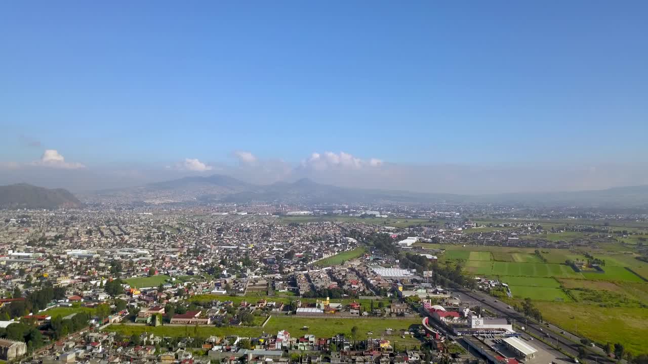vista superior de drones del centro de la encantadora ciudad de chalco mexico, y vista del centro y las carreteras hacia la ciudad de mexico