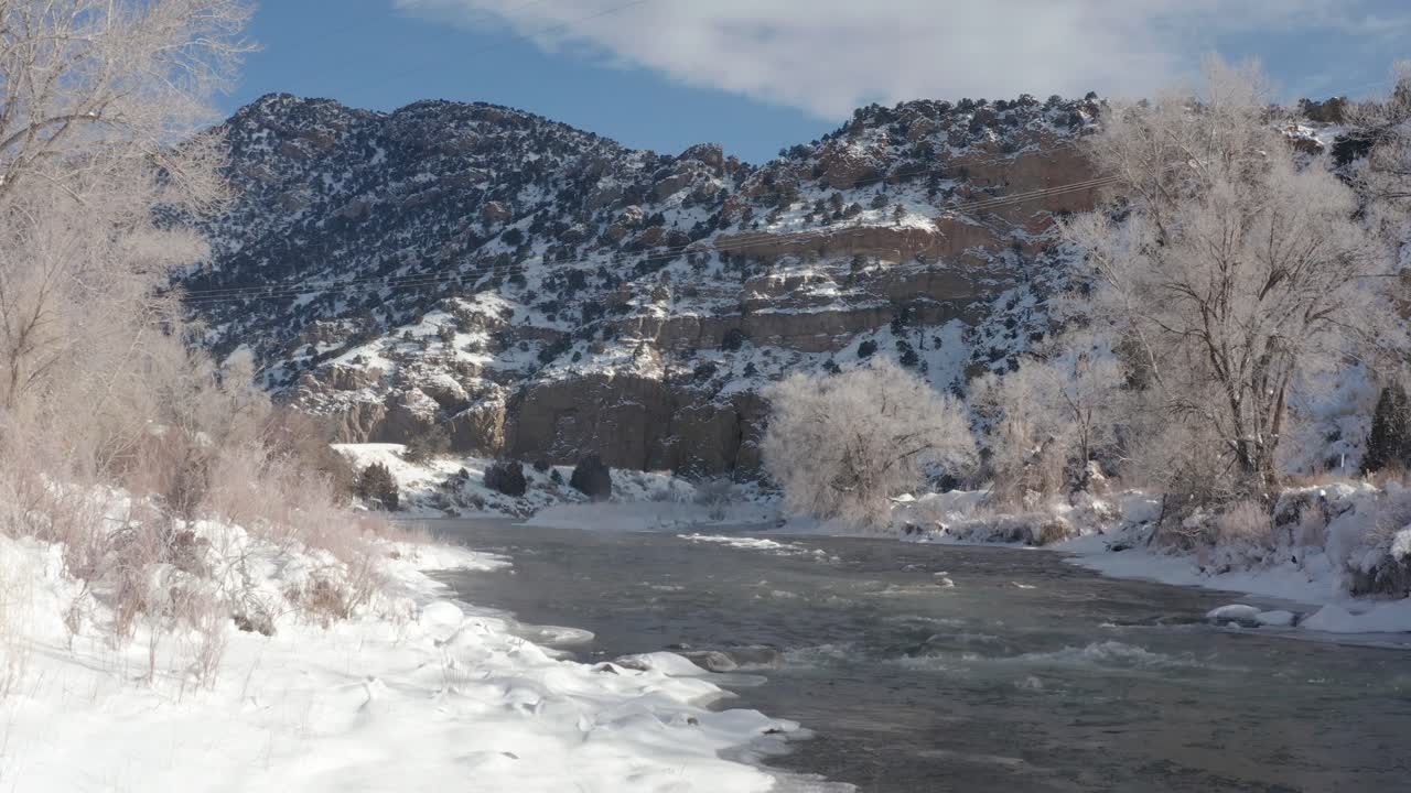 río de montaña nevado con flujo de hielo y niebla