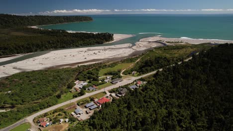 Pequeño-Asentamiento-De-Bruce-Bay,-Pueblo-Aislado-Ubicado-En-La-Costa-Oeste,-Nueva-Zelanda