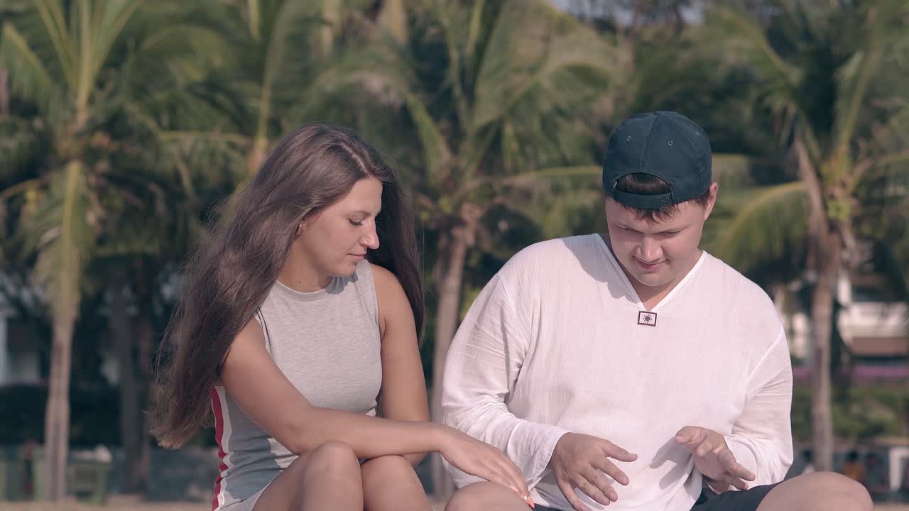 사랑에 빠진 젊은 부부는 키스하고 미소로 눈을 쳐다본다.