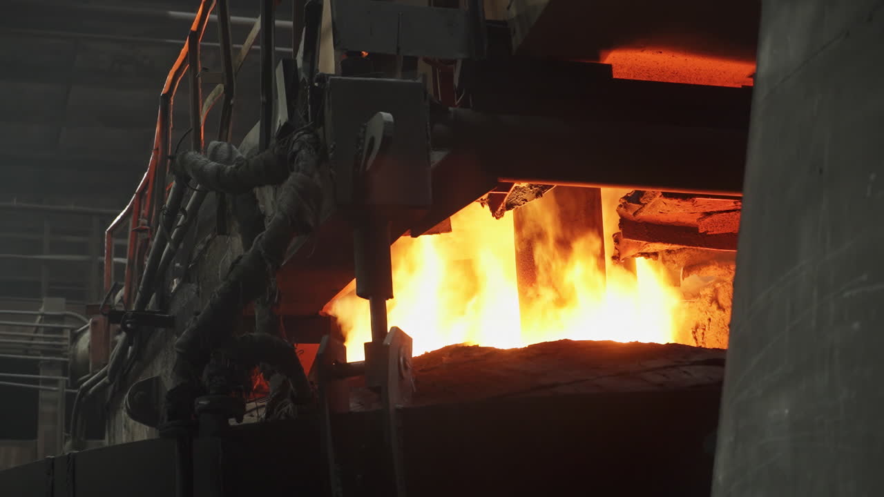 Metallo fuso in un forno