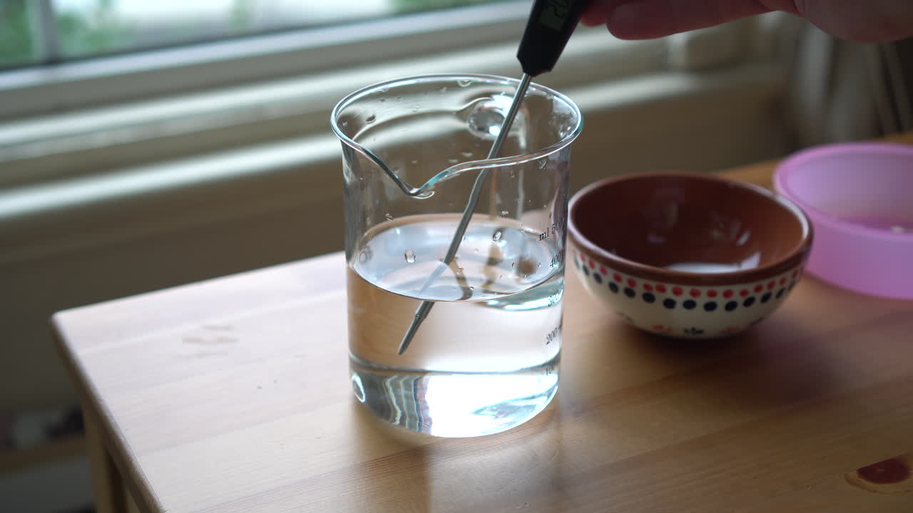 컵에 담긴 주방 온도계로 물의 열 측정