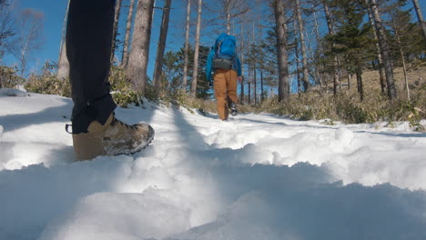 un hombre escalando una montaña de invierno en japón