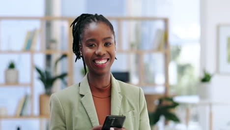 Happy-black-woman,-face-and-phone