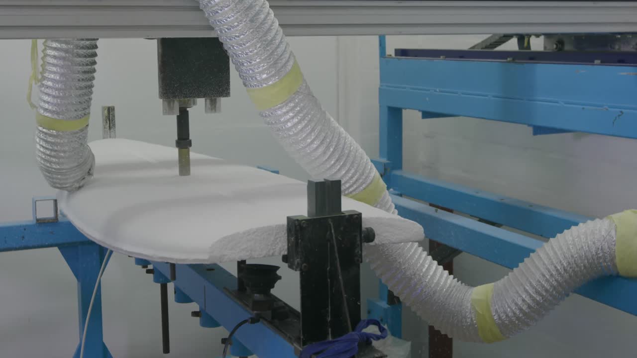 워크 ⁇  에서 기계 에 의해 형성 되고 있는 서프보드