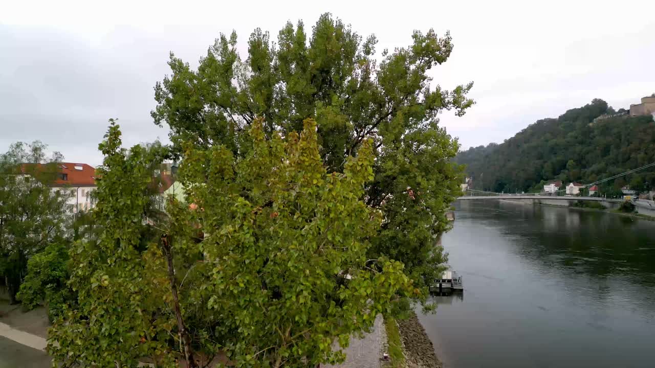 Almanya'nın Passau şehrinde, sabah saatlerinde Tuna Nehri'nin havadan görünümü, asma köprüye, şehre ve Inn Nehri'ne doğru.