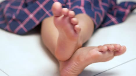 los pies del niño descansando