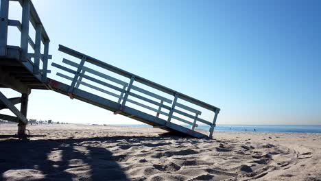 Venice-Beach-Zeitraffer-Mit-Blick-Auf-Den-Ozean,-Rettungsschwimmerposten-Im-Vordergrund