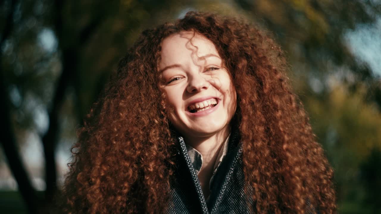 reconocimiento facial, ia escaneando el rostro de la mujer, verificando la identidad de la persona