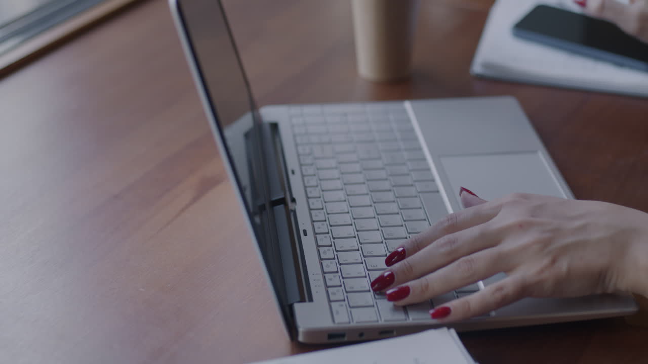 mujer trabajando en una cafetería