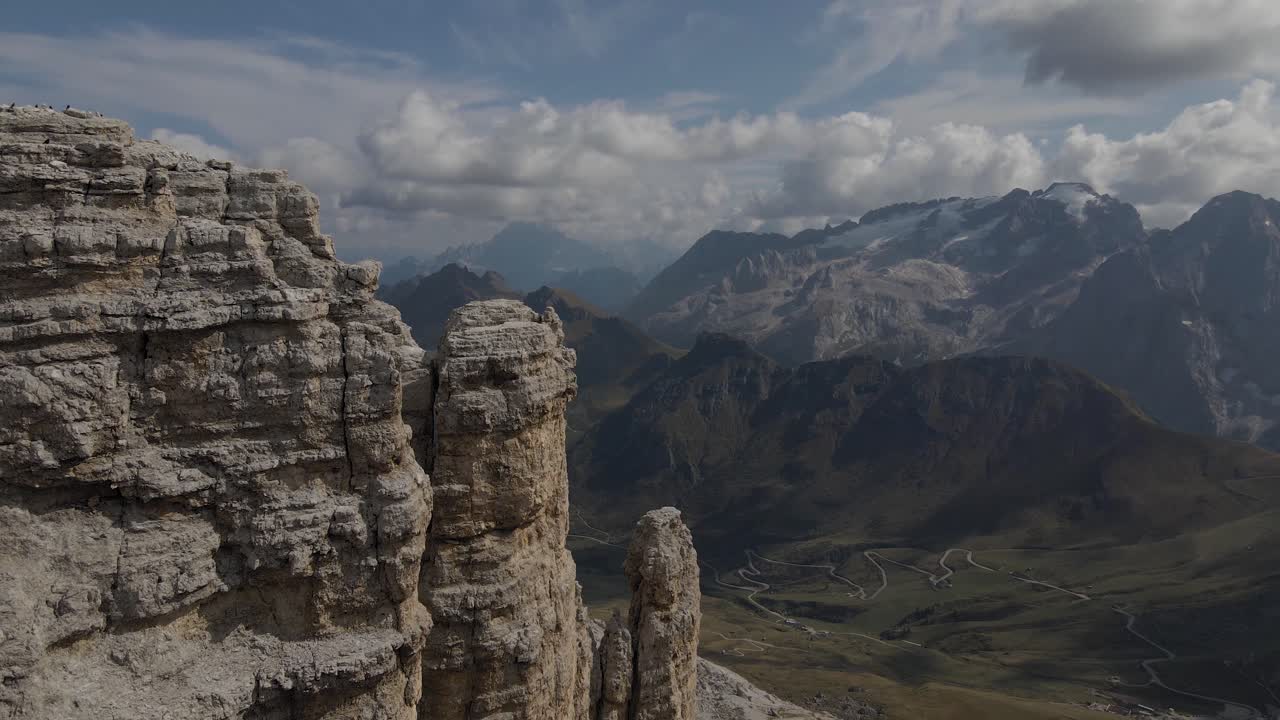 Sarp dağ yamacı, muhteşem Dolomitler manzarası, yayla vadisinin havadan görünümü
