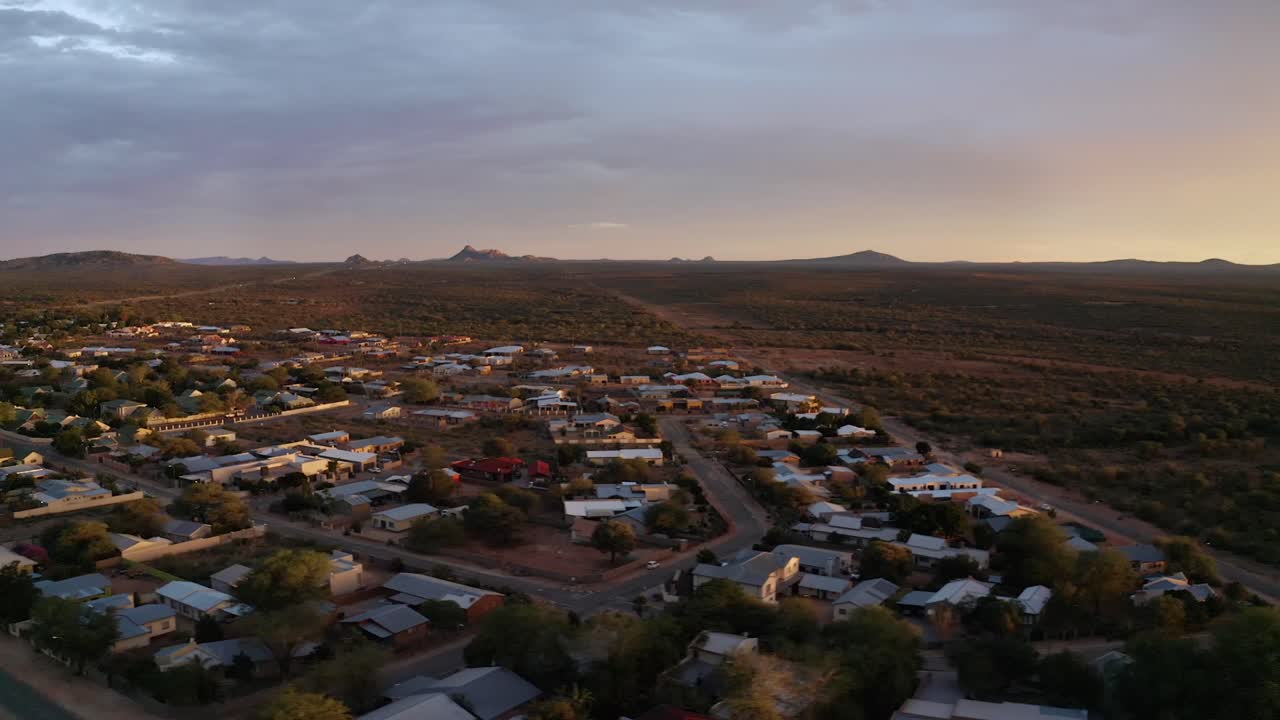 pequeña ciudad rural en el desierto video aéreo durante la puesta de sol