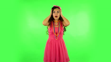 mujer con vestido rosa, varias expresiones
