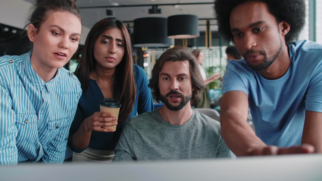 젊은 비즈니스 동료들의 브레인스토밍