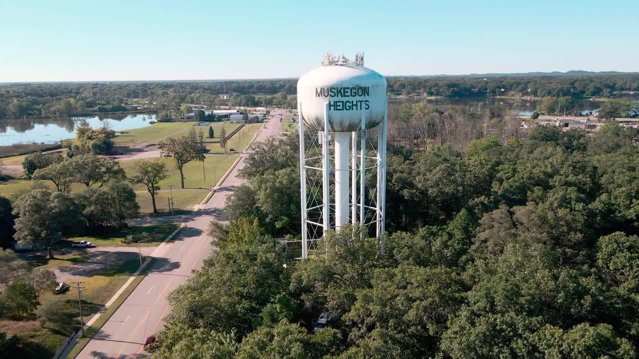 Una vista della torre idrica su Getty Street a Muskegon Heights