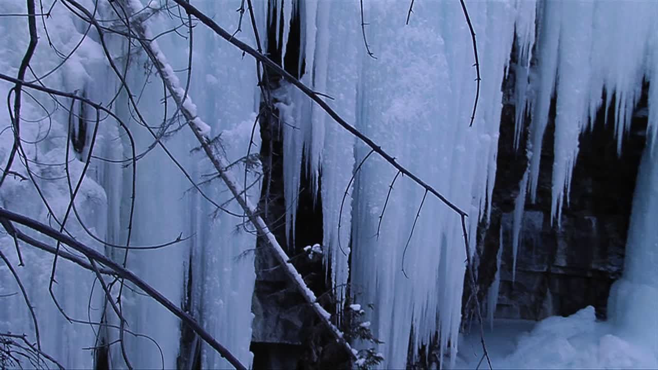 얼음이 얼어붙은 폭포를 오르는 남자