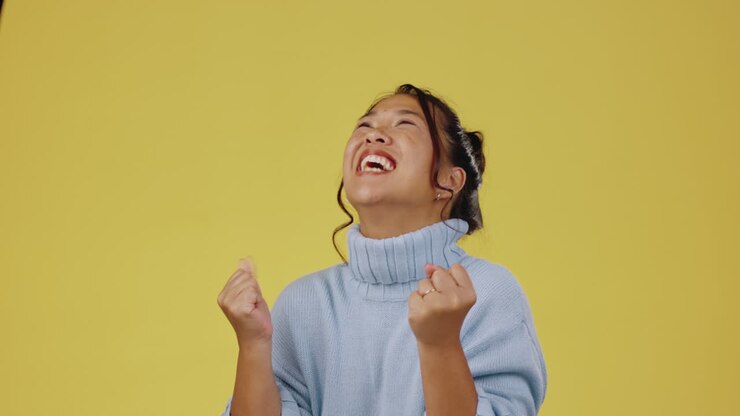 Entusiasta, pugno e donna asiatica che celebra