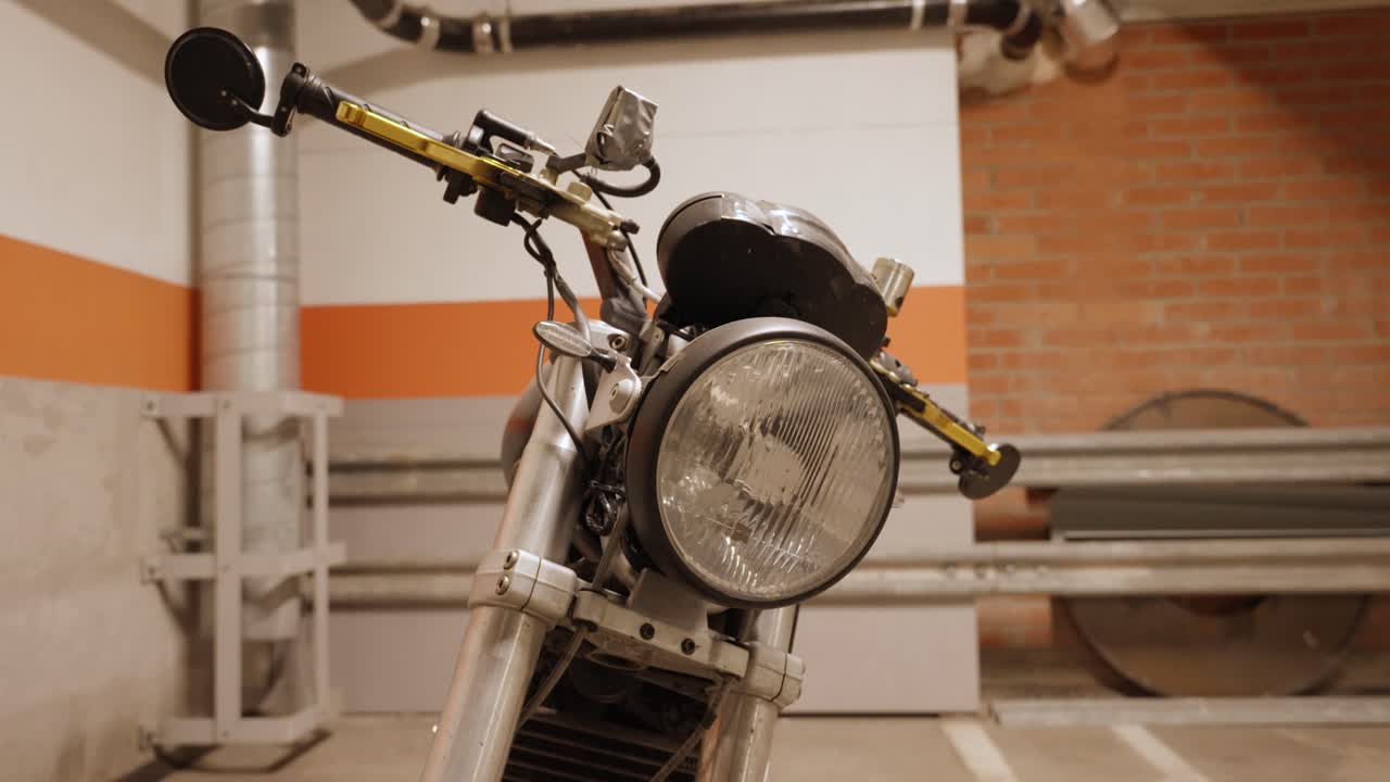차고 에 있는 오토바이 헤드라이트