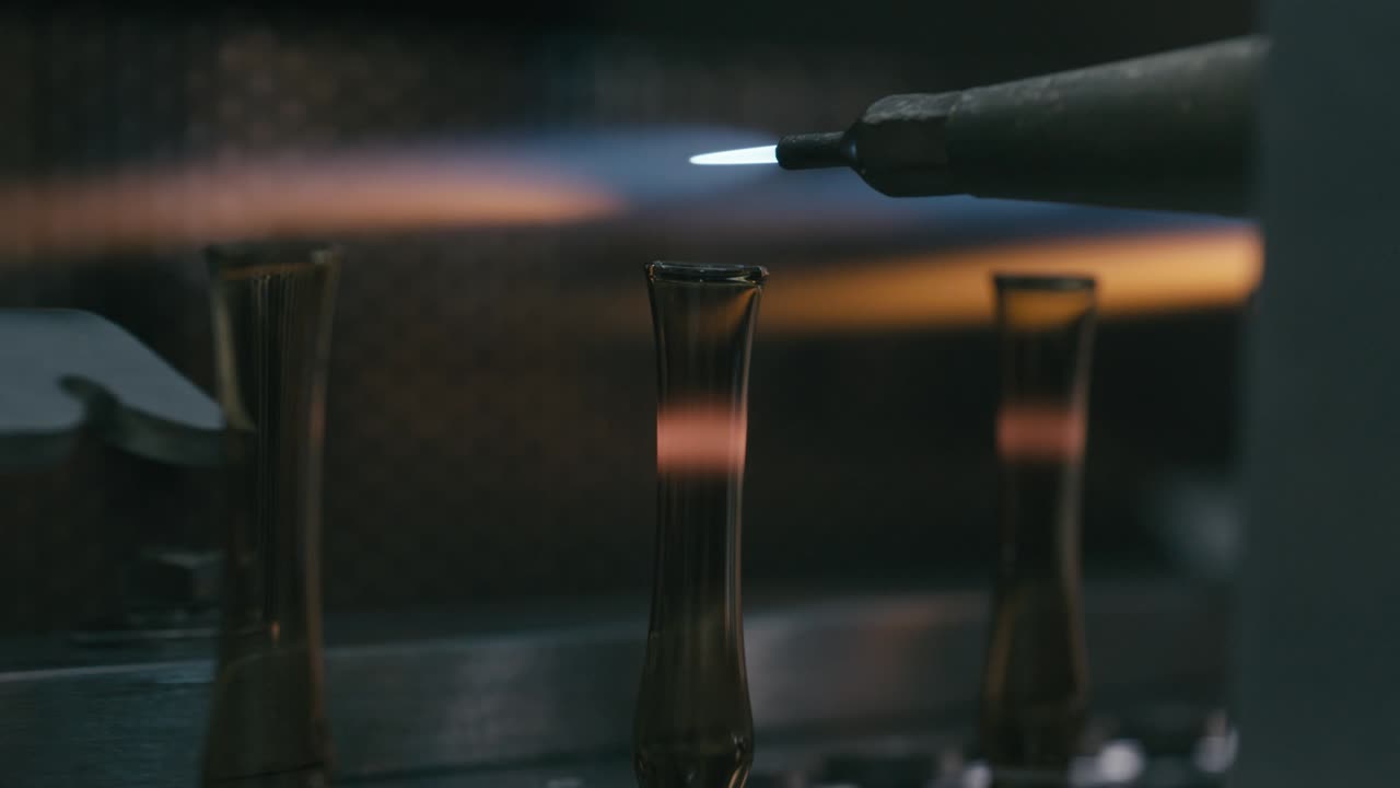 machine that injects heat into bottles at high temperatures as part of the packaging process, ensuring proper sealing and sterilization.