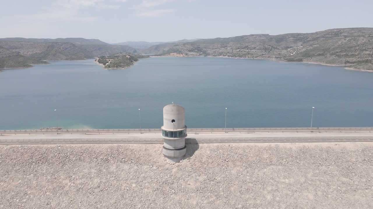 4k 형식으로 호수를 향해 거대한 댐 위로 비행: mp4 | 4k 25p | 8비트 | 디시네라이크 | 채점되지 않은