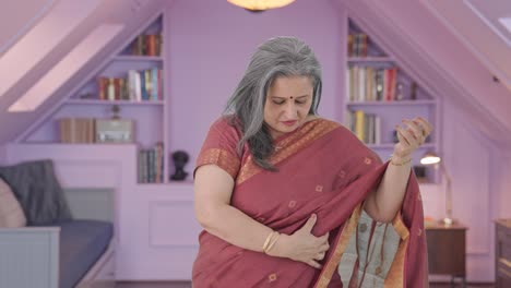 una anciana india feliz se está preparando.