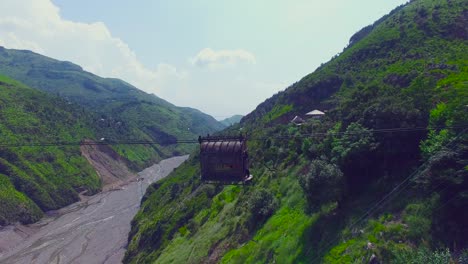 cruzando el ascensor del río en las montañas, una plataforma rodante para cruzar el río, plataforma rodante cableada, cachemira, india